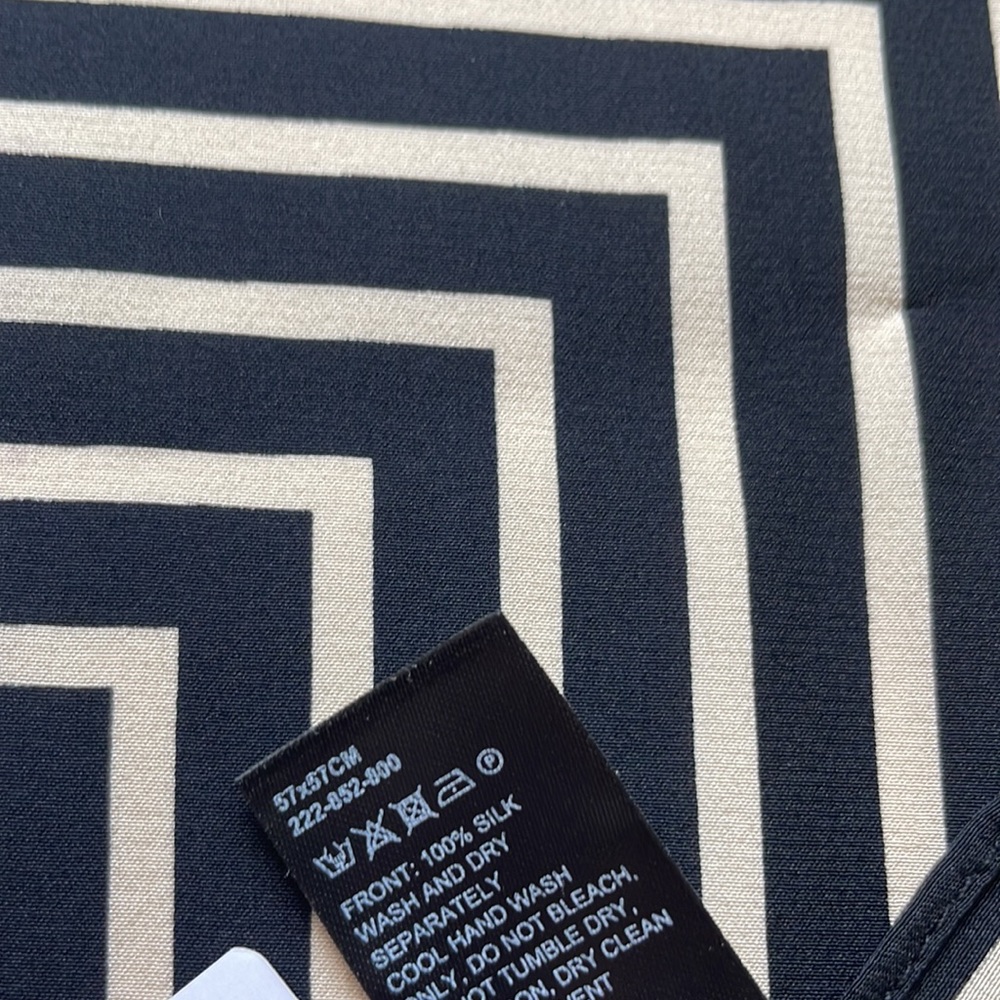 Toteme 100% silk Monogram ‘the signature’ scarf - Picture 7 of 8